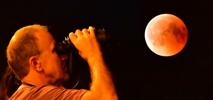 Taki widok nie zdarza się codzienie. Zobacz, jak elblążanie obserwowali zaćmienie Księżyca