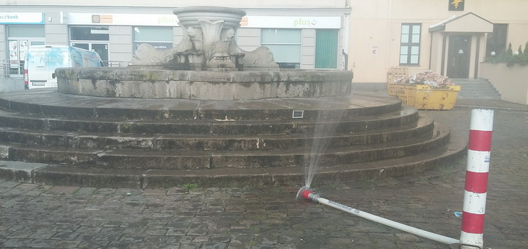 "Elblążanie coraz gorzej znoszą temperatury, a władze Elbląga nie reagują". Miasto postawiło jedną kurtynę wodną