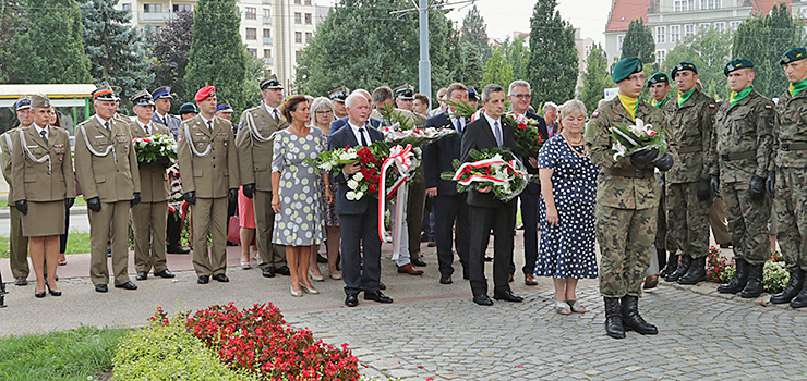 „Dzisiaj przywracamy pami tych, ktrzy polegli”. Za nami obchody 74. rocznicy Powstania Warszawskiego