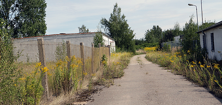 Powojskowe działki przy Lotniczej idą pod młotek. Znajdą się na nie chętni?