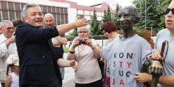 Robert Biedro� ubra� Piekarczyka. Koszulka z napisem "Konstytucja" na elbl�skim pomniku
