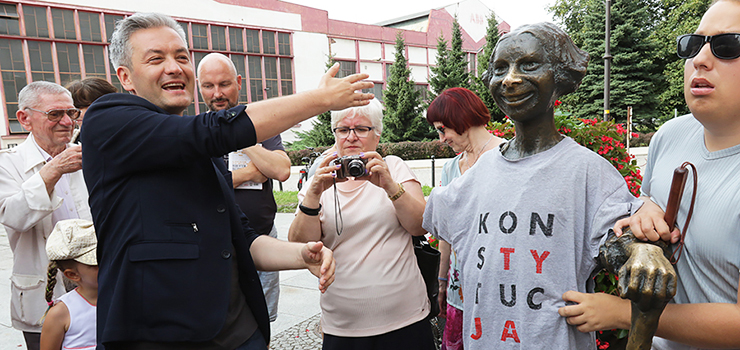 Robert Biedro ubra Piekarczyka. Koszulka z napisem "Konstytucja" na elblskim pomniku