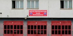 Stra�acy te� protestuj�. Oflagowali komendy i wozy, ale na wezwanie przyjad�