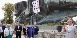 "Konstytucja" na Pomniku Odrodzenia. Monument zosta� ubrany na wizyt� Henryki Krzywonos