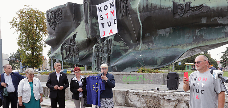 "Konstytucja" na Pomniku Odrodzenia. Monument zosta ubrany na wizyt Henryki Krzywonos