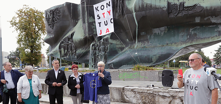 "Konstytucja" na Pomniku Odrodzenia. Monument został ubrany na wizytę Henryki Krzywonos