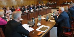 "Nie podoba�o si�, trzeba by�o odda� te pieni�dze". Cze�� radnych krytycznie o pomy�le ci�cia diet