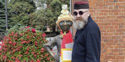 „Ka�dy ma obowi�zek szanowa� pomniki. Nie wszystko w �yciu jest brudn� manifestacj� polityki”