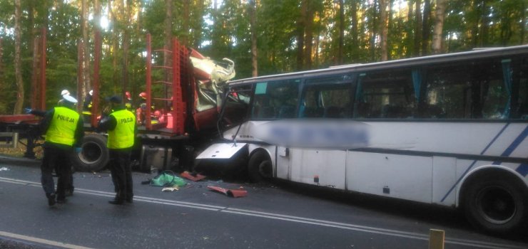 Tragiczny wypadek pod Ostródą. Dwie osoby zginęły w wypadku autobusu szkolnego