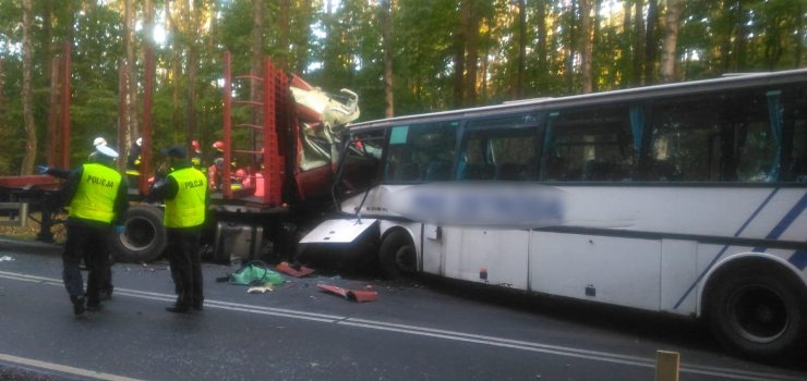 Tragiczny wypadek pod Ostrd. Dwie osoby zginy w wypadku autobusu szkolnego
