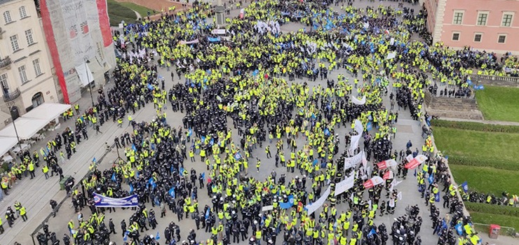 Manifestacja mundurowych w Warszawie. Protestowali również policjanci z Elbląga