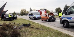 Zderzenie dw�ch osob�wek na trasie Unii Europejskiej. Trzy osoby przetransportowany na badania do szpitala