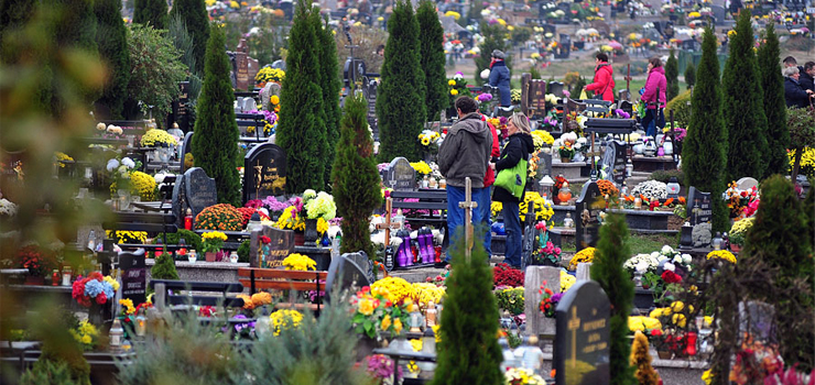 W Polsce Wszystkich Świętych to dzień zadumy, obchodzony w ciszy i skupieniu