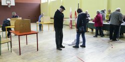 Elbl�g: Do godziny 17 zag�osowa�o 33,77 proc. uprawnionych. Frekwencja w kraju wynios�a 38,73 proc.