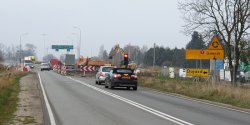 Utrudnienia w Kazimierzowie. Wprowadzono ruch wahad�owy - Uwaga tworz� si� du�e korki (aktualizacja)