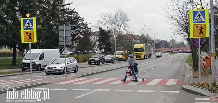 Dwa przejścia dla pieszych przy elbląskich podstawówkach zostały doświetlone tzw. kocimi oczkami