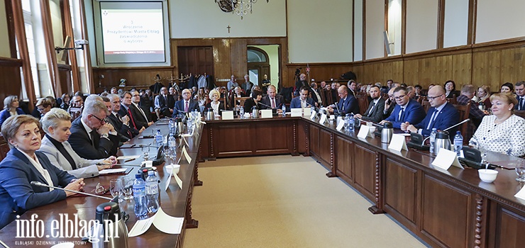 Radni zaprzysiężeni. Na pierwszej sesji stawiło się 24 z 25 wybranych radnych