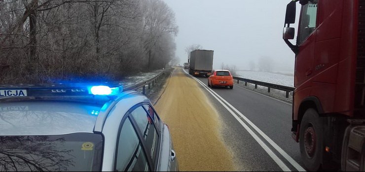 Utrudnienia na drodze nr 22. Na jezdni wysypao si zboe