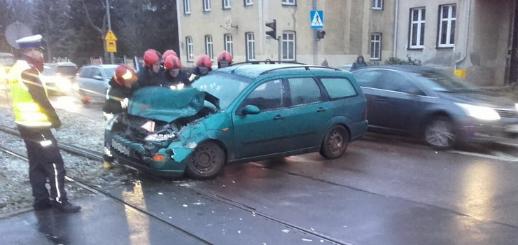 Ford focus uderzył w tramwaj