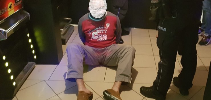 Grozi broni funkcjonariuszowi KAS   