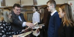 Uczniowie elbl�skich gimnazj�w otrzymali stypendia za szczeg�lne osi�gni�cia w nauce - zobacz zdj�cia