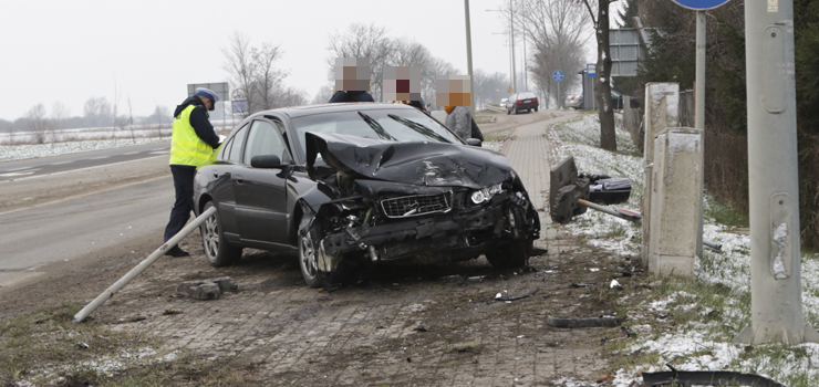 Grony wypadek na DK 7 w  Kazimierzowie na skrzyowaniu Helenowo - Marzcino. Jedna osoba ranna