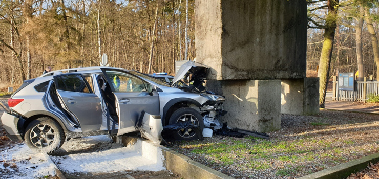 Groźne zderzenie w Sztutowie. Samochód wbił się w pomnik Muzeum Stutthof.