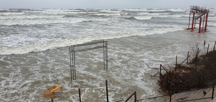 Plaże na Mierzei Wiślanej zniknęły. Szaleje sztorm na Zatoce Gdańskiej - zobacz zdjęcia