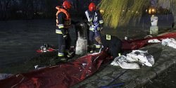 Strażacy zabezpieczają brzeg rzeki Elbląg. Wody cały czas przybywa [aktualizacja]