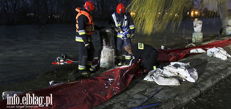 Strażacy zabezpieczają brzeg rzeki Elbląg. Wody cały czas przybywa [aktualizacja]