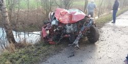 Samoch�d uderzy� w drzewo. "W trakcie manewru wymijania kierowca utraci� kontrol� nad pojazdem"