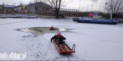 Wchodz�c na l�d zawsze ryzykujesz! Co zrobi�, gdy zobaczysz, �e pod kim� za�ama� si� l�d?