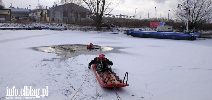 Wchodząc na lód zawsze ryzykujesz! Co zrobić, gdy zobaczysz, że pod kimś załamał się lód?