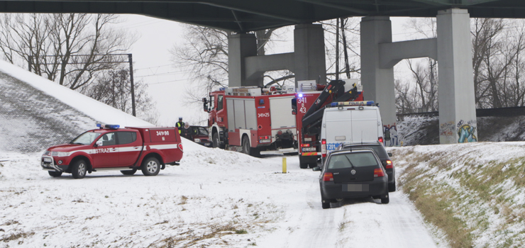 Elbląg, ul. Junaków: Cofając auto wjechała do rzeki