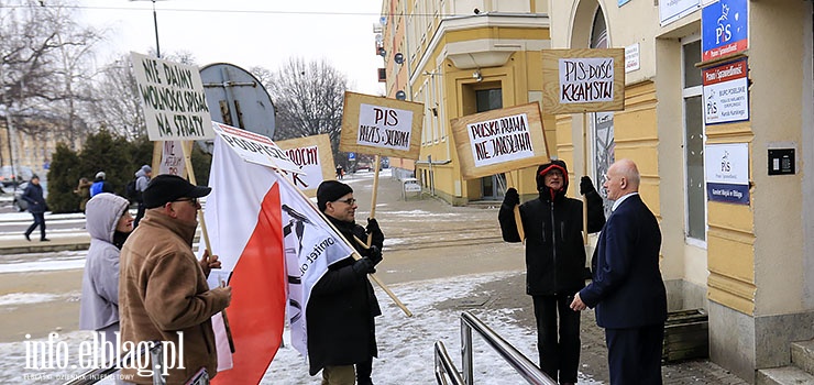 Czonkowie KOD-u zorganizowali pikiet pod biurem PiS. Spotkali wicewojewod Sawomira Sadowskiego