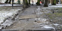 Park Traugutta: Zamiast cieki jest boto, dziury i kawaki starego chodnika. Kiedy remont, pyta Czytelnik