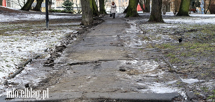 Park Traugutta: Zamiast ścieżki jest błoto, dziury i kawałki starego chodnika. Kiedy remont, pyta Czytelnik