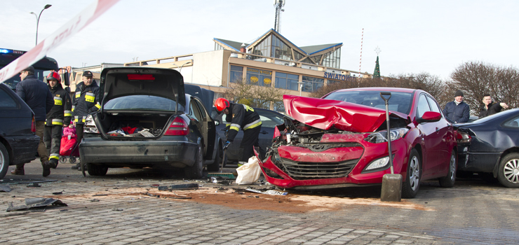 Stracił panowanie nad pojazdem i wypadł z drogi. Karambol na parkingu przy Teatralnej