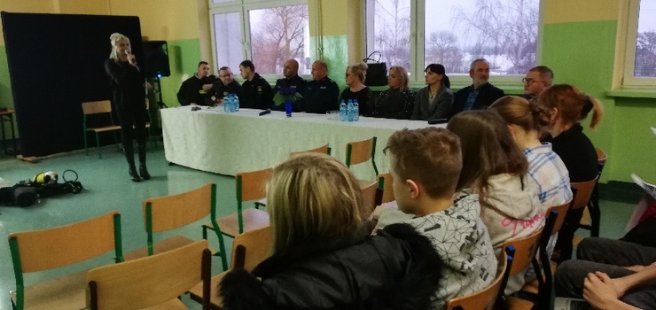 Zwierzno: Edukacja zawodowa – policjanci opowiadali o swojej subie