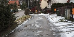 "Popękana, bez chodnika". Mieszkańcy ul. Sadowej proszą o naprawę drogi osiedlowej