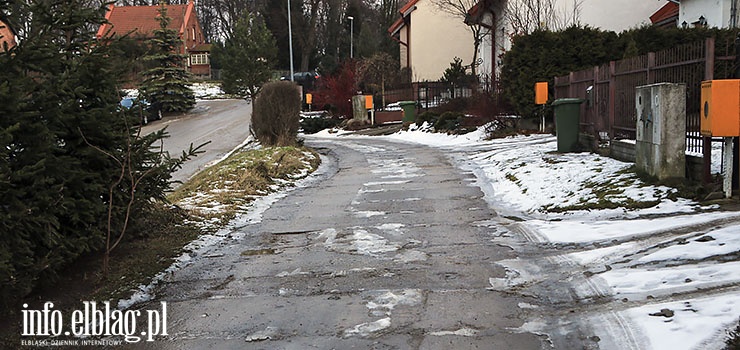 "Popękana, bez chodnika". Mieszkańcy ul. Sadowej proszą o naprawę drogi osiedlowej