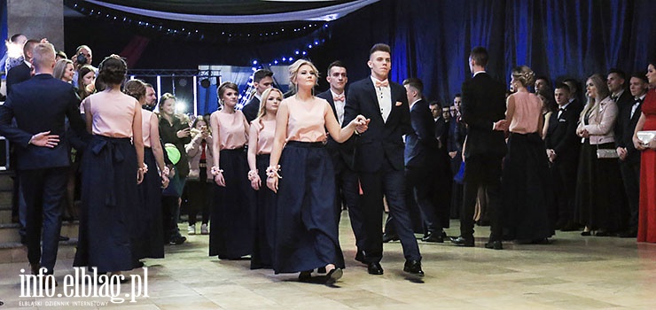 „Studniówka to jest jeden z pierwszych egzaminów”. Zobacz, jak bawili się maturzyści ZSM