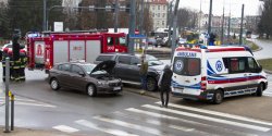 Kolizja po kolizji. Osob�wk� wjecha� w nieoznakowany samoch�d policyjny