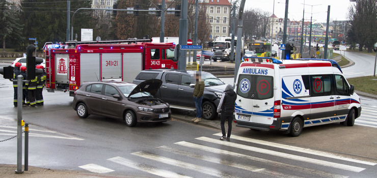 Kolizja po kolizji. Osobówką wjechał w nieoznakowany samochód policyjny