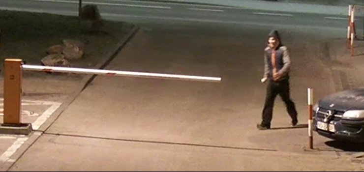 Dewastowa szlaban i uszkodzi zaparkowane auto - policja szuka mczyzn - zobacz film