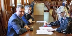 Czemu po�wi�cono dzisiejsz� sesj� nadzwyczajn�?