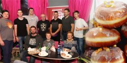 G�odni sukcesu m�wi� redakcji i cukierni Deker o Zawodach w jedzeniu p�czk�w 