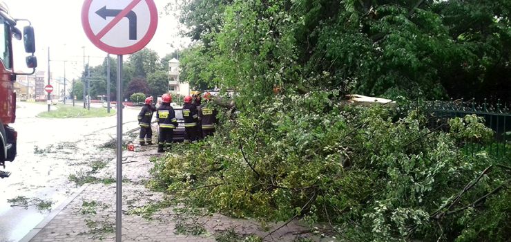 Wichura poamaa drzewa i zerwaa dach. Dzisiaj moe jeszcze powia mocniej