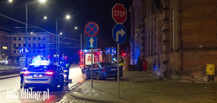 Wypadek przy Placu Słowiańskim. Kierowca wjechał w budynek Poczty