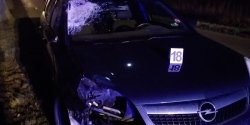Zgin�� na drodze potr�cony przez opla. Nie mia� na sobie kamizelki odblaskowej  
